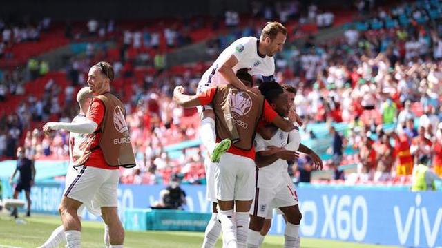 英格兰2-0轻松击败苏格兰，豪取小组前两名