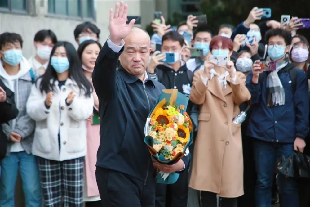 瓦伦西亚主帅挥泪告别，球队前景蒙尘