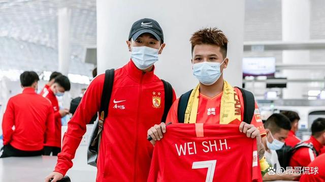 广州恒大队员积极备战下一场比赛，全力以赴
