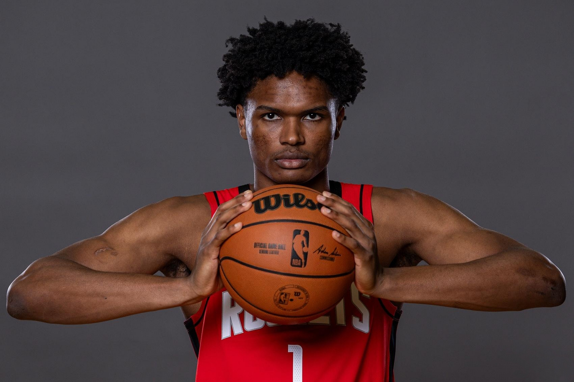 NBA新秀惊艳亮相火箭76人交手势均力敌