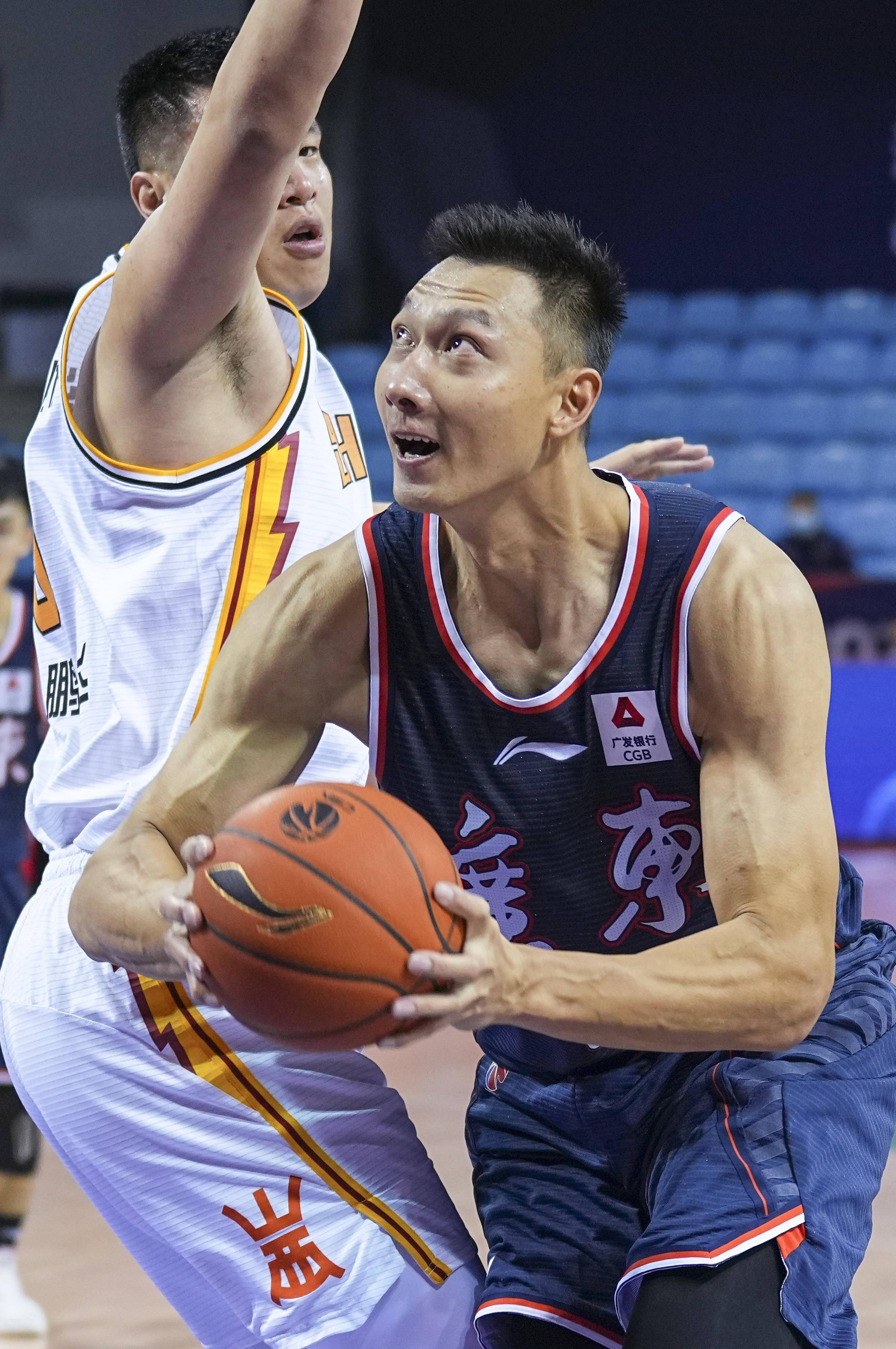 广东队在比赛中展现出色的篮球技艺